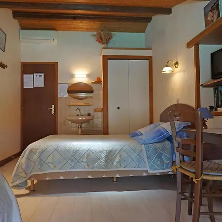 D'hotes La Champagne Bed and breakfast