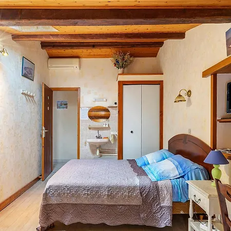 D'hotes La Champagne Bed and breakfast